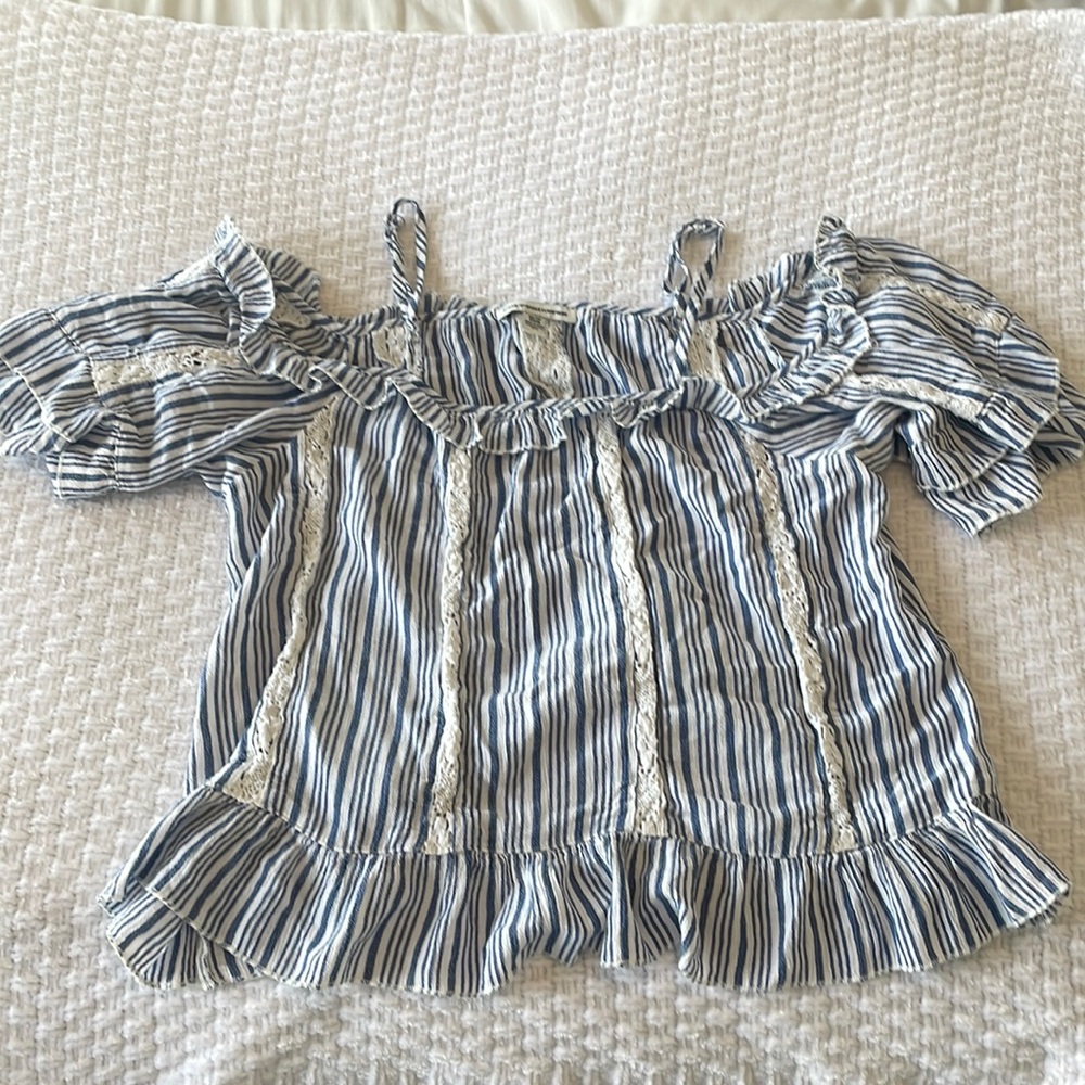 American Eagle tank top XS It is white and navy with ruffles